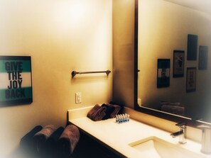 Hair dryer, towels, soap, shampoo - Extraordinary location (Dallas)