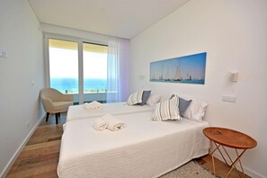 5 quartos, ferros/tábuas de passar roupa, berço de viagem