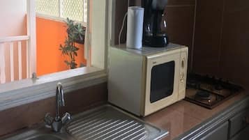 Geladeira, micro-ondas, cooktop, lava-louças