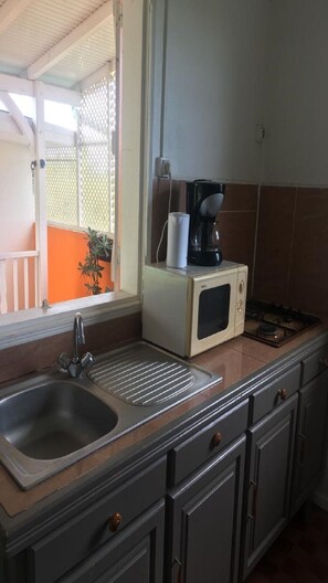 Réfrigérateur, micro-ondes, plaque de cuisson, lave-vaisselle