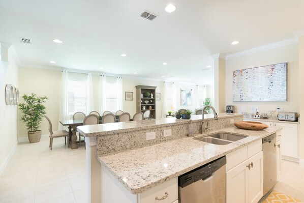 Fridge, microwave, oven, stovetop - Fabulous Disney Vacation Home - 5 Minutes From Disney (Kissimmee)