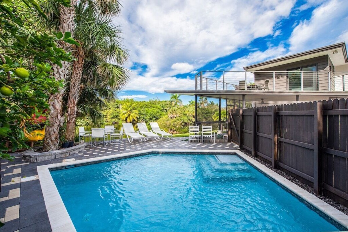 Mid-Century Oasis | 1 Block to Ft Lauderdale Beach | Pool, Kayaks & Porch