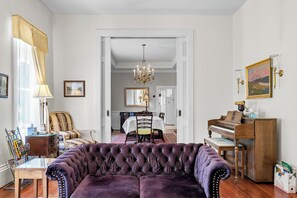 Smart TV, fireplace, DVD player, books