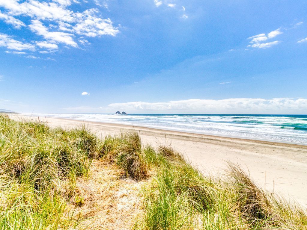 Convenient Home w/Ocean View & Great Location Close to Beach Access/Town