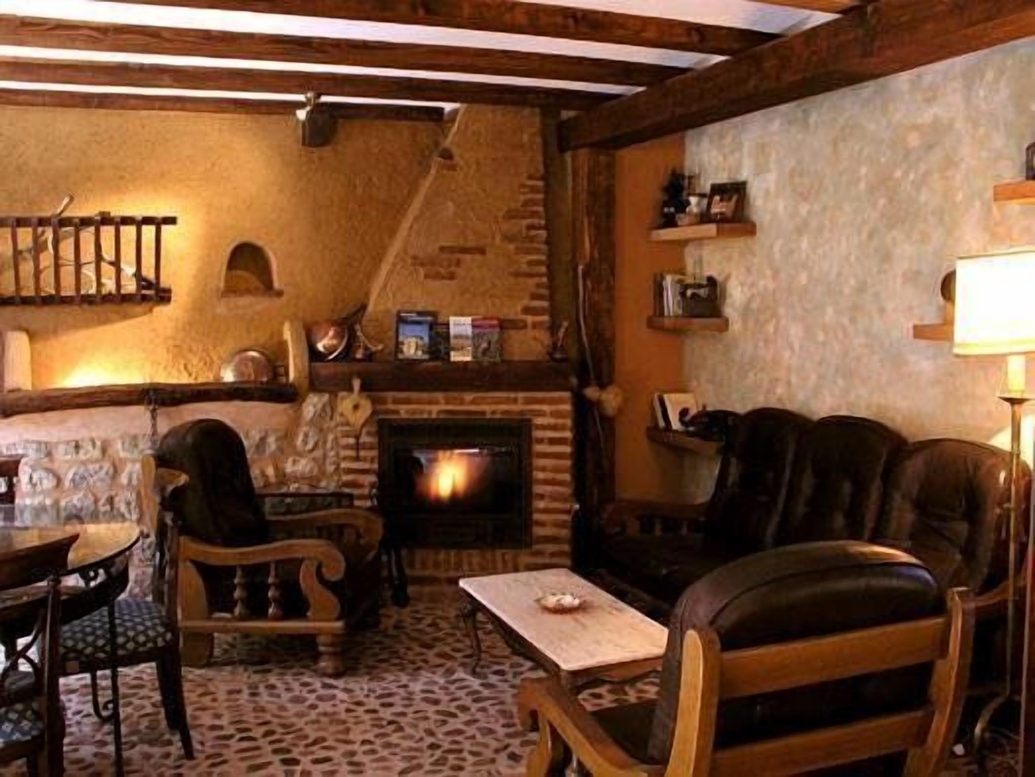 TV, peis, DVD-spiller og bøker