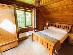 3 habitaciones, tabla de planchar con plancha y cuna de viaje 