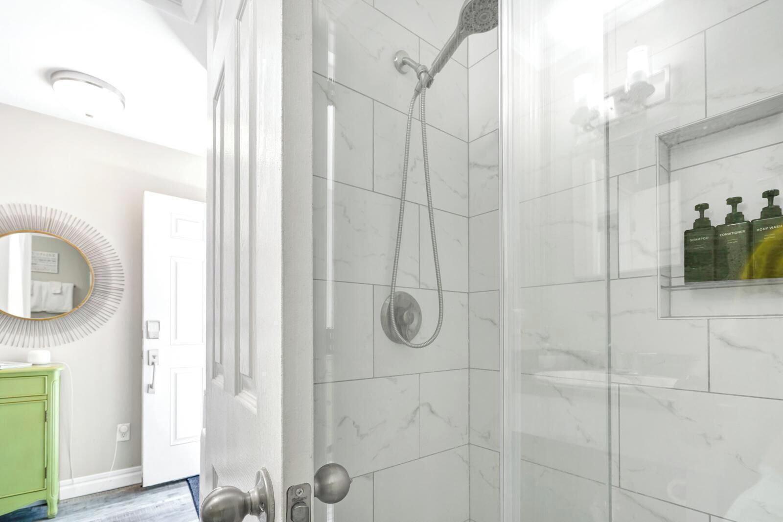 Combined shower/tub, hair dryer, towels