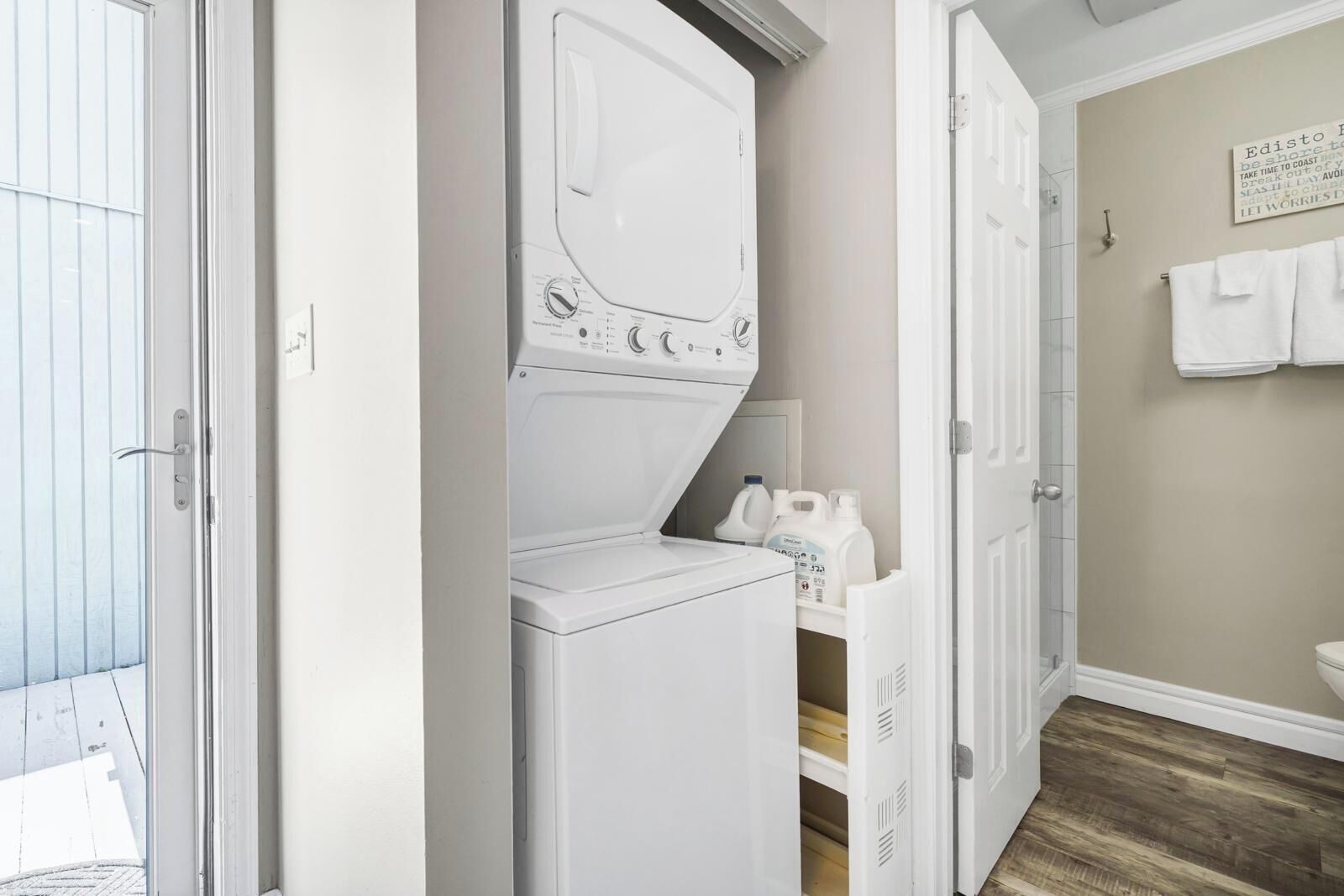 Combined shower/tub, hair dryer, towels