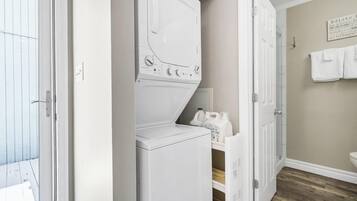 Combined shower/tub, hair dryer, towels