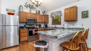 Réfrigérateur, four à micro-ondes, un four, surface de cuisson