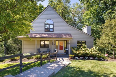 Cozy Wooded Retreat on Colony ~ Fireplace,~Fire Pit~Hot Tub & Fido Friendly