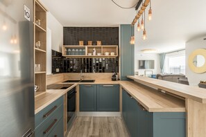 Kjøleskap, ovn, kokeplater og oppvaskmaskin