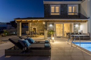 Indoor pool, outdoor pool - HILLSIDE villa with sea view and heated pool (Jarebinjak)
