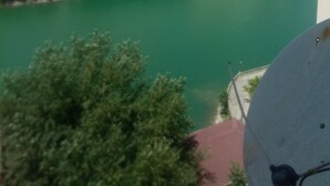 A view of a river with buildings in the background. - Квартира центр города (Baku)