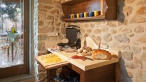 Una cucina rustica con pareti in pietra, un piano in legno e una pagnotta.