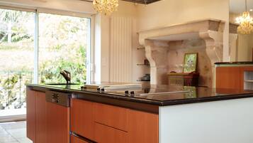 Refrigerador, microondas, horno y parrilla de estufa