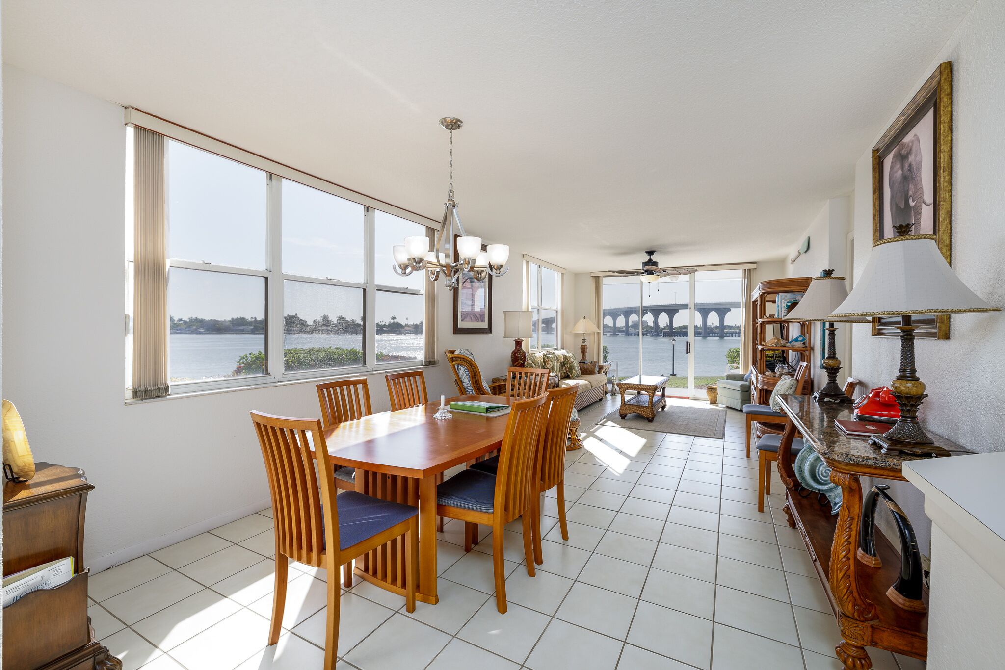 ISLAND VILLA WITH SPARKLING WATER VIEWS, GOLF, GROUND FLOOR END UNIT