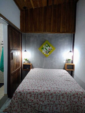 3 bedrooms, iron/ironing board, free WiFi, bed sheets - Picturesque bungalow (mairiporã)