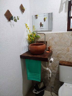 Ensemble baignoire-douche, séchoir à cheveux, papier de toilette