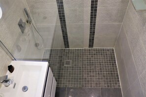 Douche, sèche-cheveux, serviettes fournies, savon