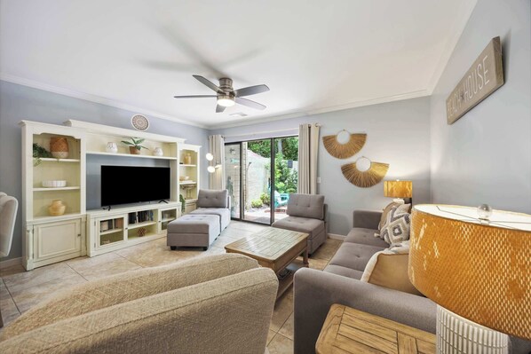 Televisie, een dvd-speler en een kantoor