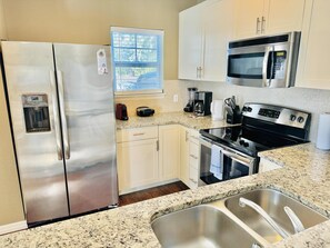 Fridge, microwave, oven, stovetop - Near Disney 4Bed Summer Pool-Relaxing Condo (Kissimmee)