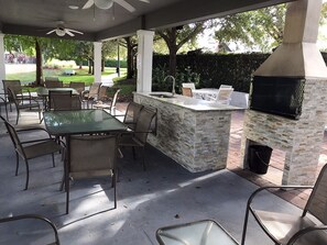 Outdoor dining - Near Disney 4Bed Summer Pool-Relaxing Condo (Kissimmee)