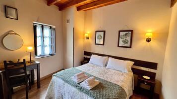 3 bedrooms, desk, soundproofing, iron/ironing board