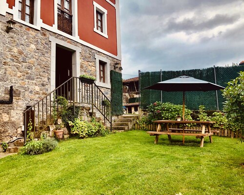 House with garden and barbecue in the heart of Cangas de Onis, pets allowed.
