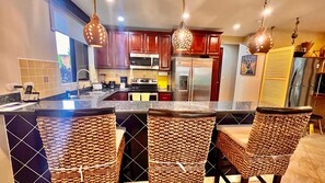 Een koelkast, een magnetron, een oven, een kookplaat