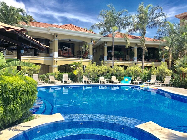 Una piscina al aire libre