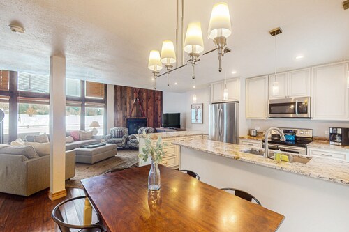 Upgraded condo w/ large windows, golf on-site, shared tennis, & basketball