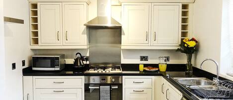 Refrigerador, microondas, horno y parrilla de estufa