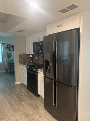 Réfrigérateur, micro-ondes, four, plaque de cuisson