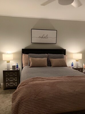 2 habitaciones, tabla de planchar con plancha y cuna de viaje 