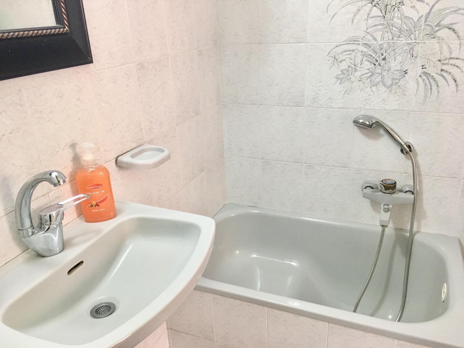 Chuveiro, toalhas de banho, sabonete, shampoo