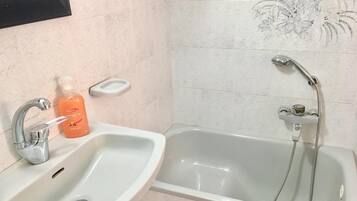 Chuveiro, toalhas de banho, sabonete, shampoo