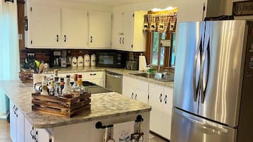 Kylskåp, mikrovågsugn, ugn och spishäll