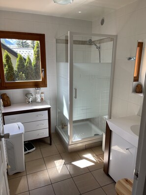 Haartrockner, Handtücher, Seife, Toilettenpapier