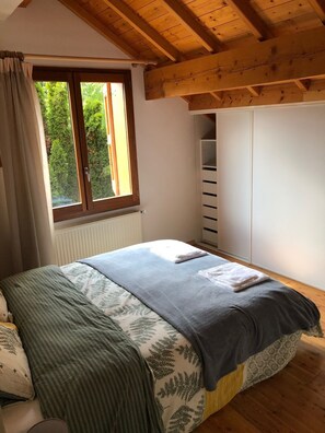 7 Schlafzimmer, Zimmersafe, Schreibtisch, Bügeleisen/Bügelbrett