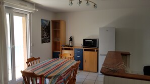 Dining - APARTMENT 5 PEOPLE OF 45M², 2 BEDROOMS (Luz-Saint-Sauveur)