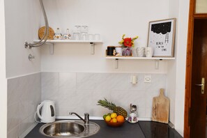 Kjøleskap, kokeplater, brødrister og kjøkkenutstyr