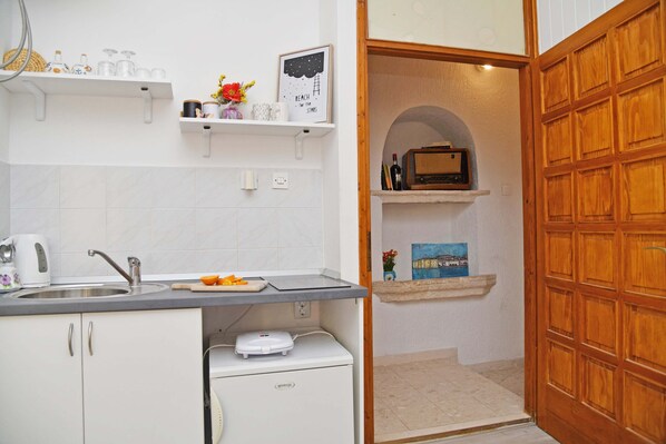 Kühlschrank, Herdplatte, Toaster, Kochgeschirr/Geschirr/Besteck