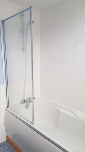 Ensemble douche/baignoire, sèche-cheveux, serviettes fournies
