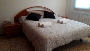 4 habitaciones, tabla de planchar con plancha, wifi y ropa de cama 