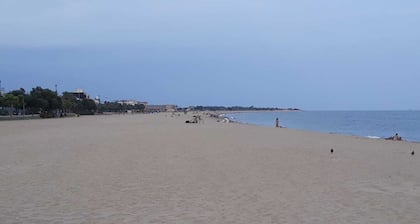 Piso cerca de la playa y con bonitas vistas del campanario de la iglesia.