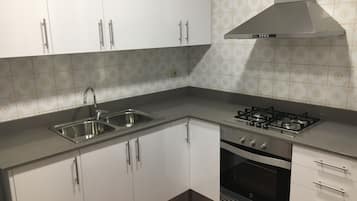 Een koelkast, een magnetron, een oven, een koffiezetapparaat/waterkoker