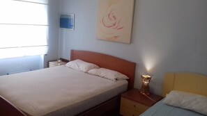2 Schlafzimmer, Schreibtisch, Bügeleisen/Bügelbrett, WLAN
