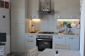 Refrigerador, horno, parrilla de estufa y lavavajillas 