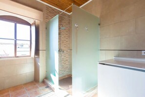 Douche, séchoir à cheveux, bidet, savon